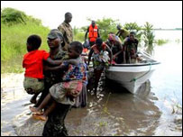 Moçambicanos afectados por cheias