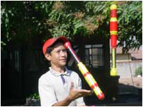 Renan Augusto de Almeida, de 14 anos, mostra o que aprendeu nas aulas de circo