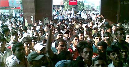 पटना स्टेशन पर एकत्रित छात्र (फ़ाइल फ़ोटो)