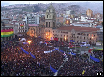La Paz'da Morales'i dinlemek için toplanan halk