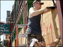 Moradores de Nova Orleans protegem vitrine antes da chegada do furacão Katrina