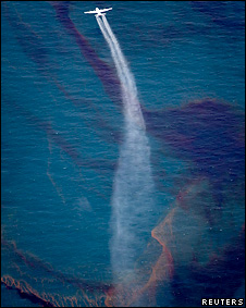 A C130 plane sprays dispersant over the oil leaked from the Deepwater Horizon wellhead at the Gulf of Mexico (photo: 21 May 2010)