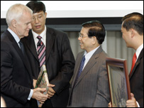 Chủ tịch Nguyễn Minh Triết trao tặng quà cho chủ tịch trường New School Bob Kerry sau buổi hội thảo giáo dục ở New York hôm 20.06.2007