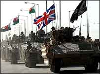 Basra merkezinden çekilen İngiliz askerleri