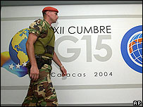 Soldado patrulha local da cúpula do G-15 em Caracas