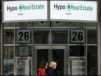 Người dân đi qua ngân hàng Hypo Real Estate ở Berlin