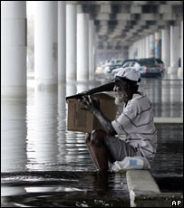 Sobrevivente do furacão em área alagada sob viaduto em Nova Orleans