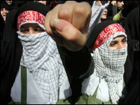 İran'da protesto gösterisi düzenleyen kadınlar