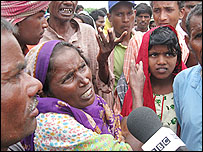 राहत शिविर में परेशान बाढ़ पीड़ित