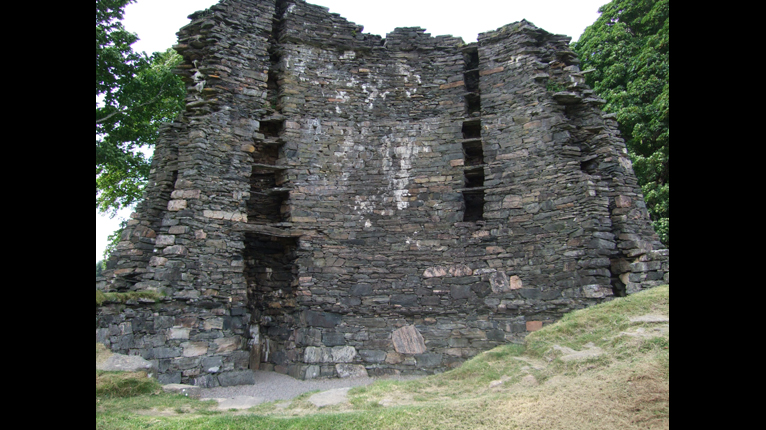 Balla air taobh a-muigh broch Cruithneach ann an Gleann Eilg