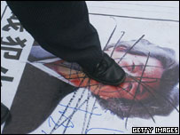 Çinli gösterici Japonya Başbakanı'nın posterine basıyor