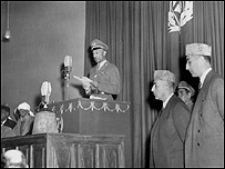  محمد ظاهر، شاه پيشين افغانستان، در حال سخنرانی افتتاحيه در يکی از لويه جرگه های اين کشور