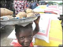 Menino com alimentos