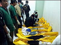 Funcionários de hospital e policiais tentam identificar os mortos