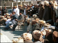 सेना क़बायली लोगों के साथ