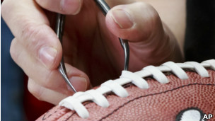 Un balón siendo cosido