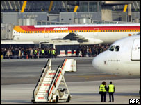 (foto de arquivo - 30/12/06) Pessoas são retiradas de pista do Aeroporto Barajas, em Madri, após telefonema anônimo alertar para explosão em estacionamento