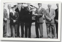 O'r chwith Parnell Reilly, Peter Ward, Ann Morris, Iwan Parry, cyng Anthony Jenkins, cyng Aled Williams, Alan Evans, Jeff Harries 