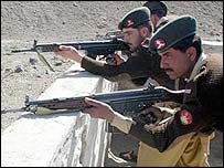 Güney Veziristan'da operasyon düzenleyen Pakistan askerleri