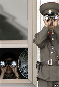 Lính Bắc Hàn quan sát khu vực phi quân sự với Hàn Quốc