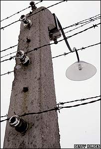 Ostnatý drát kolem tábora