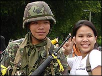 Tayland'da bir asker ve bir sivil