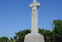 Cofeb i Forrisiaid Môn ger Penrhosllugwy.