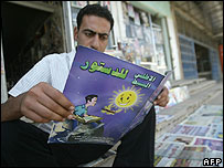 Iráčan čte leták podporující ústavu