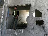 हमलों में नष्ट हुआ घर