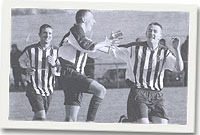 Marc Ebans yn dathlu sgorio gôl arall i Hotspur.