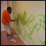 O artista Pato grafitando a parede da Galeria 32. Foto: Zeca Alkimim e João Guarantani