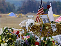 Pennsylvania'da uçağın yere çakıldığı noktaya bırakılan çiçekler ve ABD bayrağı