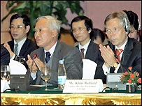 Phó TT Vũ Khoan và Giám đốc World Bank VN, Klaus Rohland 