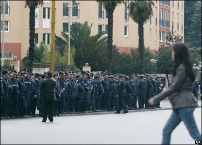 Policia ishte përgatitur për trazira dhe rrethoi ndërtesën e kryeministrisë para protestave të thirrura nga Partia Socialiste e opozitës.