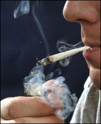 Muž zapalující si cigaretu