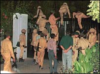 یورش سربازان ارتش به مقر تلویزیون در جریان کودتا 1999