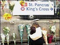 Trem em que ocorreu a explosão na estação de Aldgate