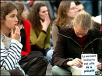 جوانان فرانسوی در حال گوش دادن به سخنان ژاک شيراک