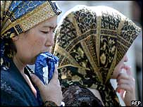 Phụ nữ ở Adijan đợi tin người thân