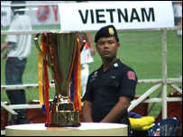 Cúp Vô địch Đông Nam Á (AFF) được bày ở gần khu vực chỗ ngồi của ban huấn luyện và các cầu thủ Việt Nam