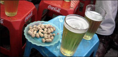 Bia hơi (ảnh: traveltovietnam.cc)