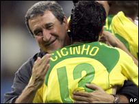 Cicinho abraça Parreira logo após a vitória da final da Copa das Confederações