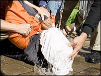 Manifestantes criticam simulação de afogamento