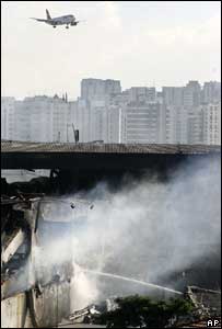 Avião pousa em Congonhas no dia 19 de julho, em meio à fumaça que sai do local do acidente com o Airbus do vôo 3054