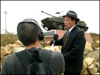 Hoàng Dương phỏng vấn cựu trung tá Nguyễn Quang Tám tại làng Vei, Khe Sanh