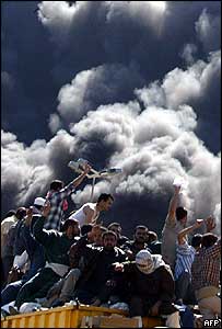 Iraquianos em caminhão levando ajuda humanitária a Falluja