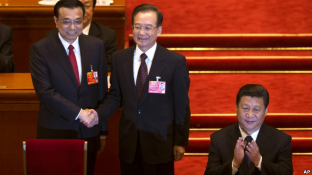 李克強（左）、溫家寶（中）與習近平在人大會議上（15/03/2013）