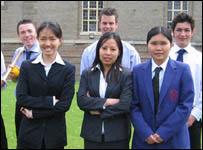 Nữ sinh Việt Nam và sinh viên quốc tế 