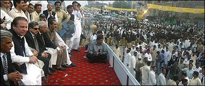 نواز شریف مینارِ پاکستان پر وکلاء رہنماؤں کے ہمراہ