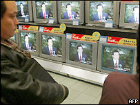 Çin'de televizyon satılan bir dükkan